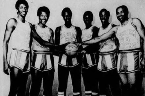 Bob Harrell (far left) and Odell Agnew (far right) with the Harlem Clowns.