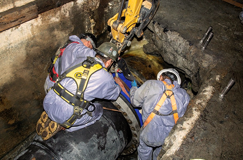 Installing 36-inch dismantling joint, the final tie-in within the Jackson Street box sewer