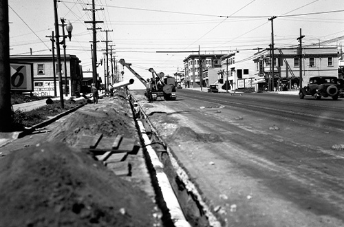 Crews lay a 16” cast iron pipeline on Geary Boulevard between 33rd and 34th Avenues in 1935. 