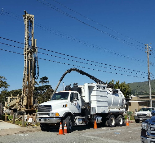 Larawan ng isang drill rig na gumagana