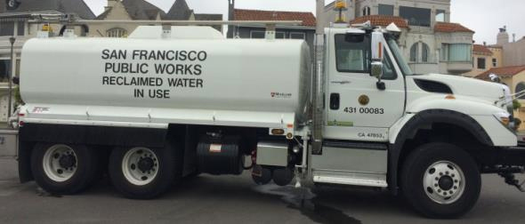 Vehículo urbano utilizado para transportar agua recuperada