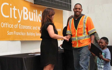 Estudiante de CityBuild obteniendo diploma