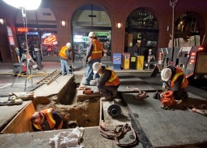 Tripulación nocturna haciendo reparaciones en la calle