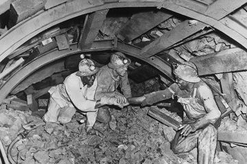 trabajadores del túnel dándose la mano