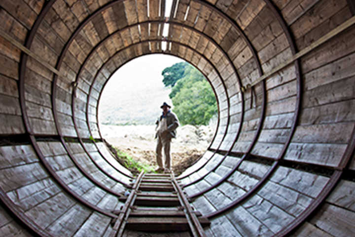 Empleado de la SFPUC de pie en el túnel