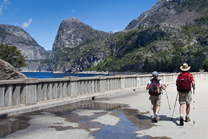 Excursionistas caminando en Hetch Hetchy