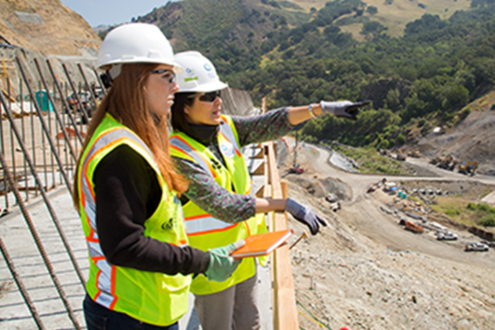 Dos trabajadoras de la construcción de la SFPUC