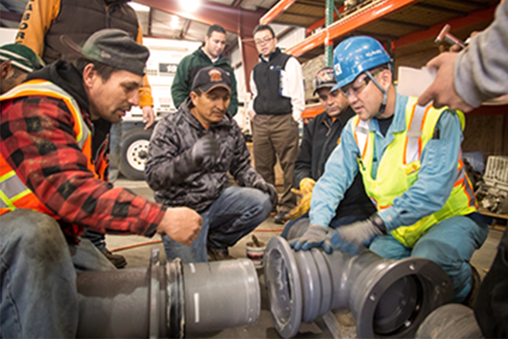 pipefitter dando una demostración de trabajo