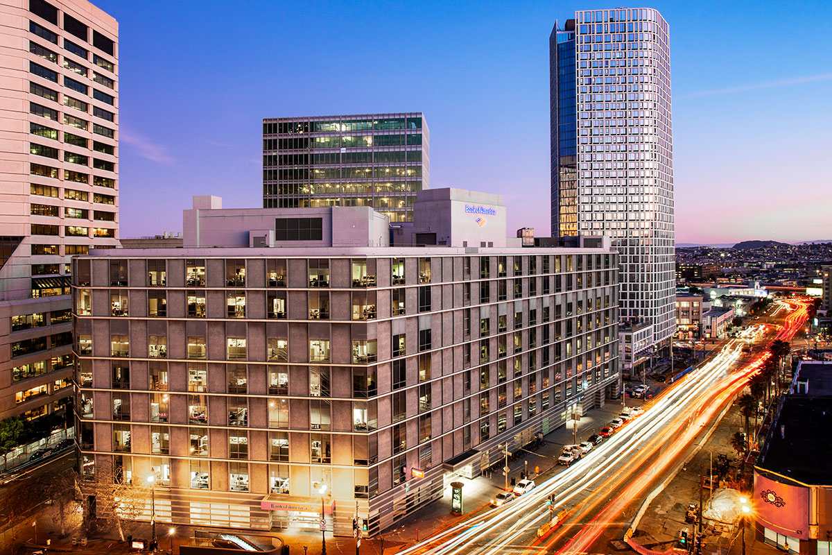 1 edificio South Van Ness de noche