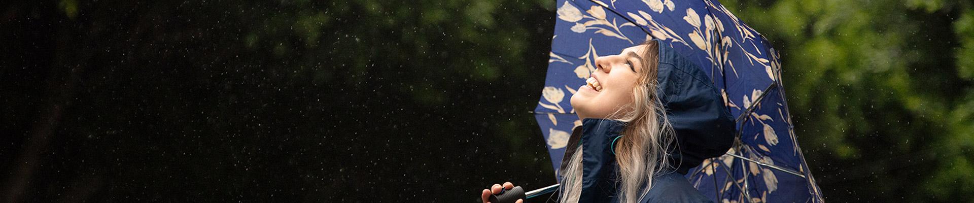 Mujer con paraguas bajo la lluvia