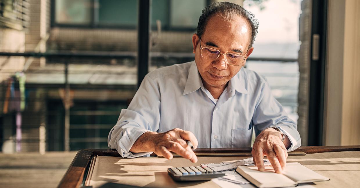 Persona mirando factura de servicios públicos