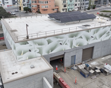 La Comisión de Artes de San Francisco, en colaboración con la SFPUC, encargó al artista Jet Martínez la creación de un mural de 2,500 metros cuadrados en el nuevo edificio eléctrico. Martínez creó Fog Lilies, inspirado en la icónica cala, que pretende evocar una sensación de pureza y hace referencia a las funciones de limpieza y tratamiento que realiza la estación de bombeo Westside como un servicio esencial de la ciudad.