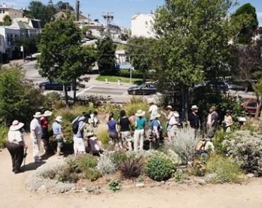 Grupo reunido en zona ajardinada